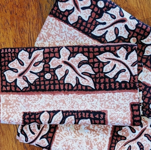 4 Napkin Set w/ Monstera Leaves - Picture 5 of 6